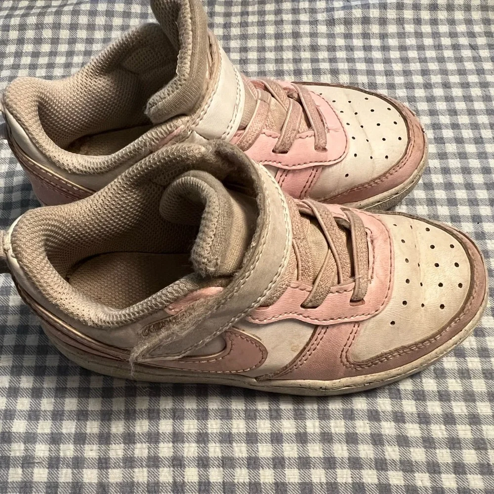 Toddler girls size 9 Nike pink and white shoes